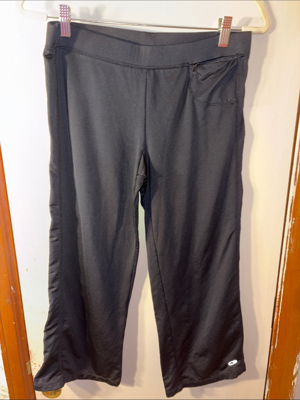 Black Athletic Cropped Workout Pants with Side Pocket